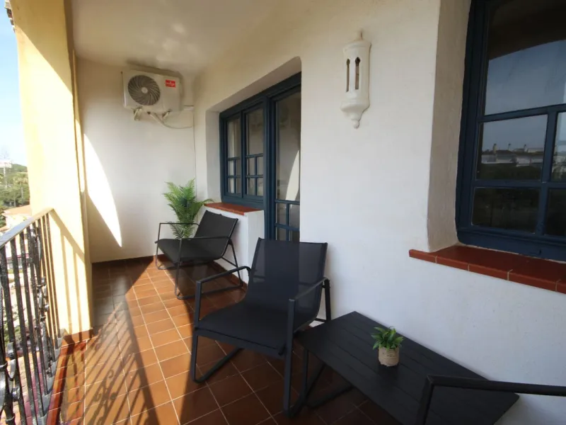 This spacious apartment in Cabopino Port boasts fantastic sea views!
