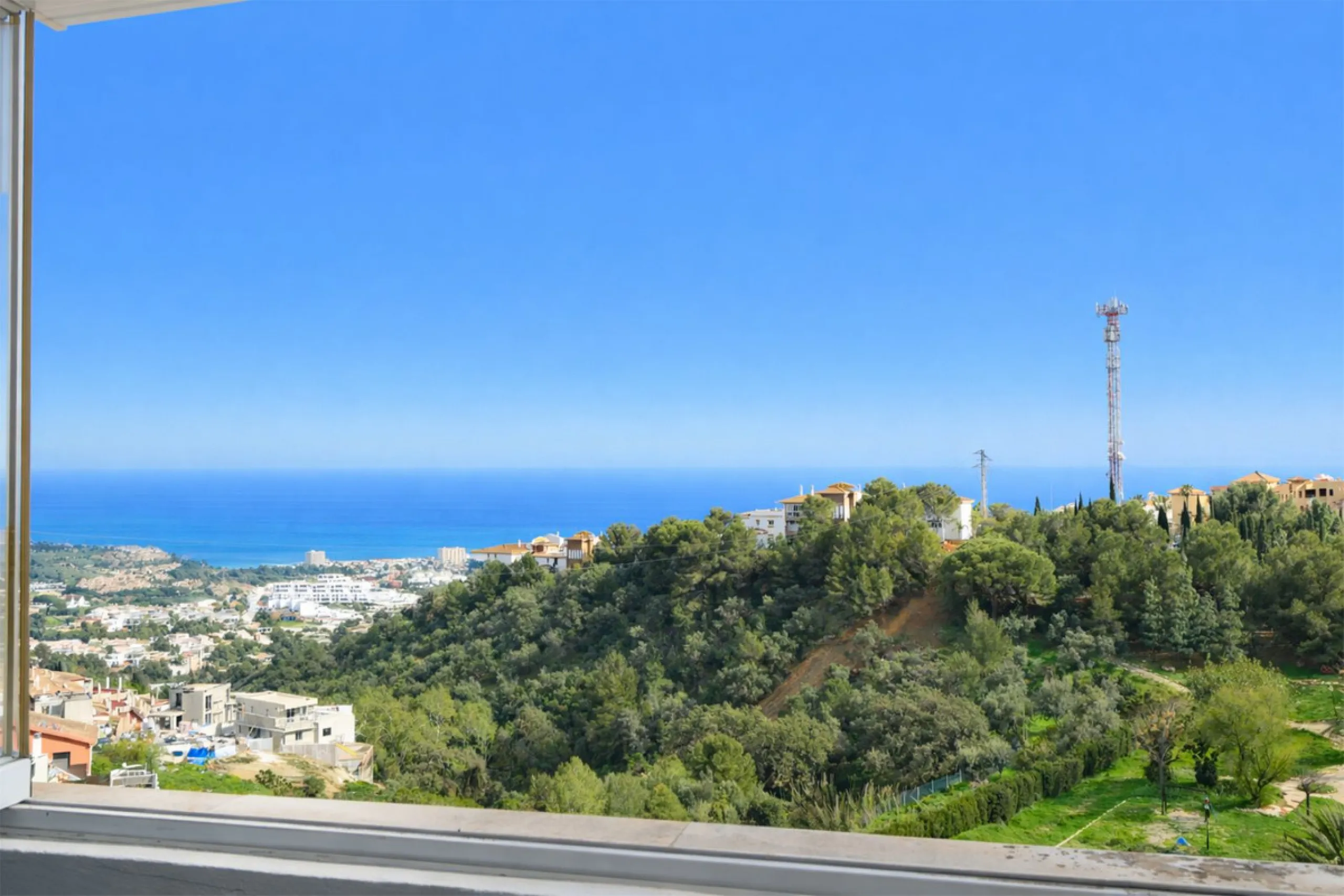 This attractive penthouse apartment with a massive top terrace is located in a gated complex in Benalmadena not far from the famouse buddist tempel. The property is walking distance to the pueblo with all its restuarants, supermarkets and even schools. Th