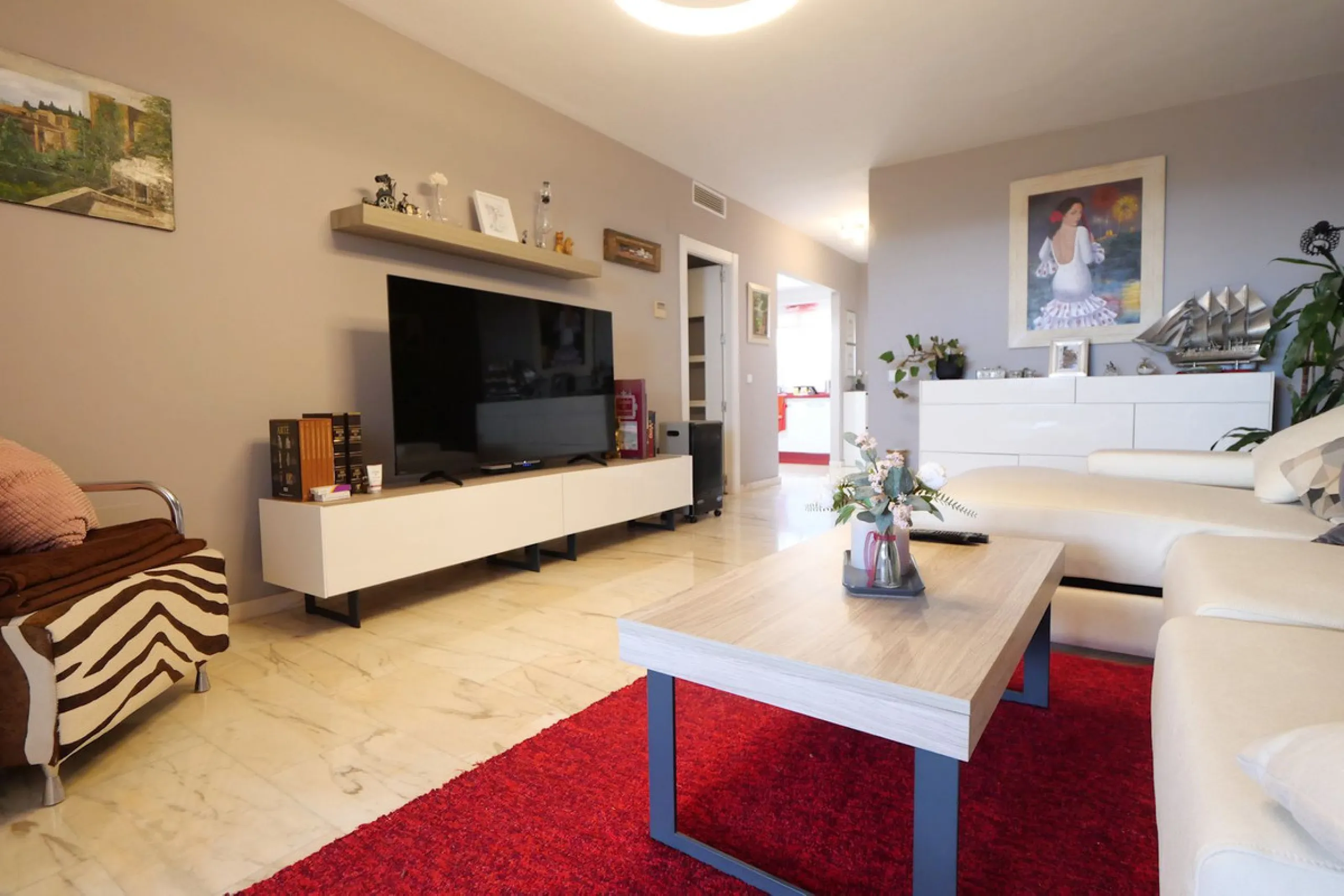 This attractive penthouse apartment with a massive top terrace is located in a gated complex in Benalmadena not far from the famouse buddist tempel. The property is walking distance to the pueblo with all its restuarants, supermarkets and even schools. Th