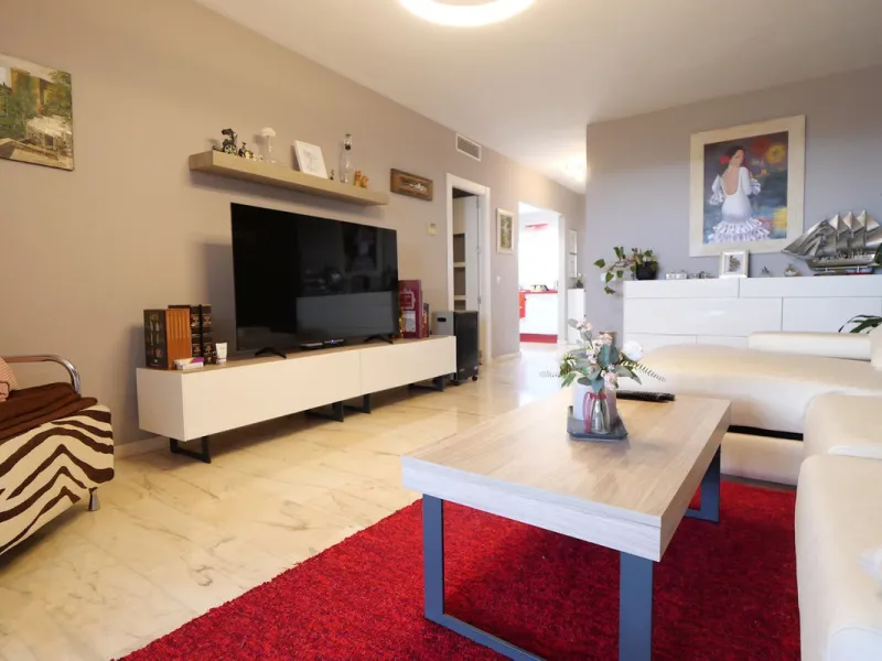 This attractive penthouse apartment with a massive top terrace is located in a gated complex in Benalmadena not far from the famouse buddist tempel. The property is walking distance to the pueblo with all its restuarants, supermarkets and even schools. Th