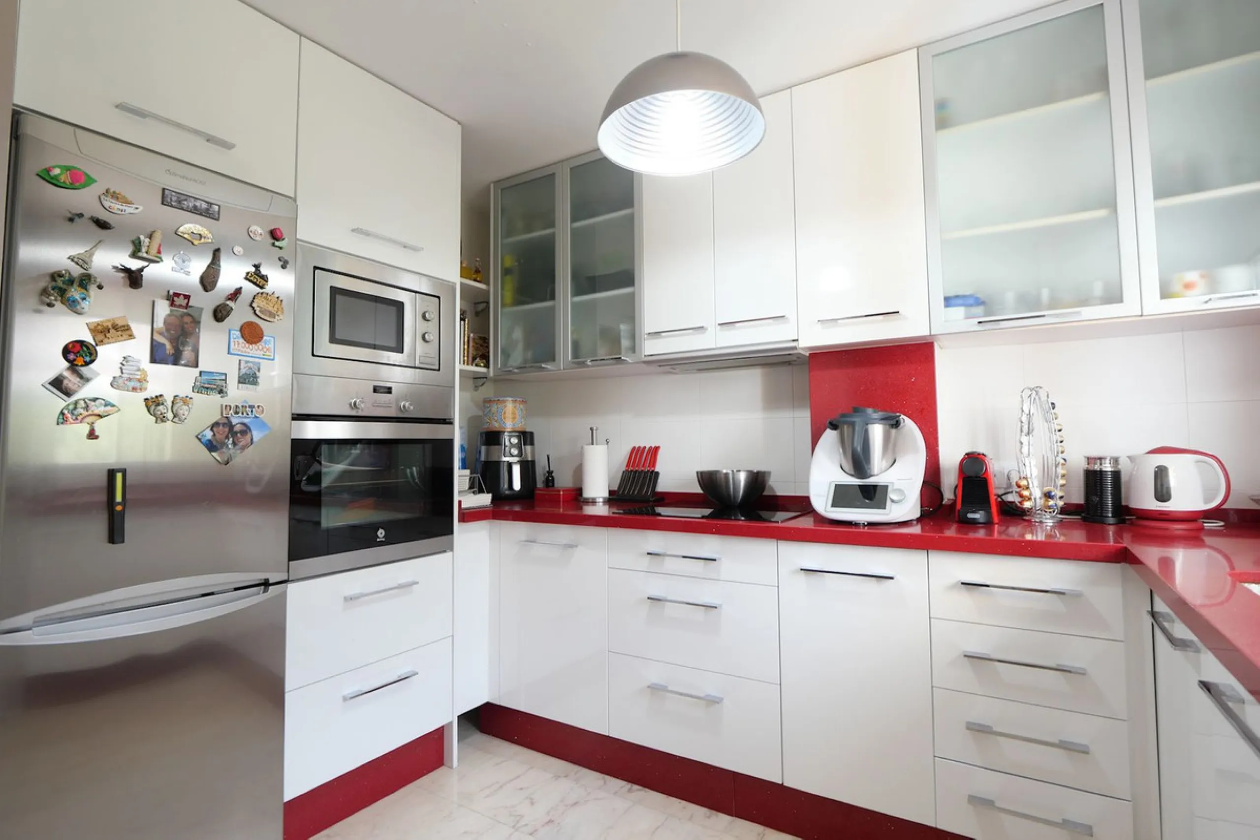 This attractive penthouse apartment with a massive top terrace is located in a gated complex in Benalmadena not far from the famouse buddist tempel. The property is walking distance to the pueblo with all its restuarants, supermarkets and even schools. Th