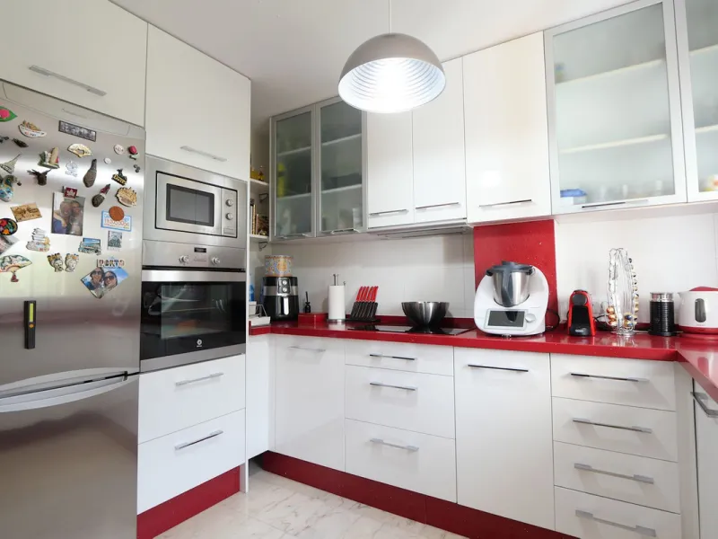 This attractive penthouse apartment with a massive top terrace is located in a gated complex in Benalmadena not far from the famouse buddist tempel. The property is walking distance to the pueblo with all its restuarants, supermarkets and even schools. Th
