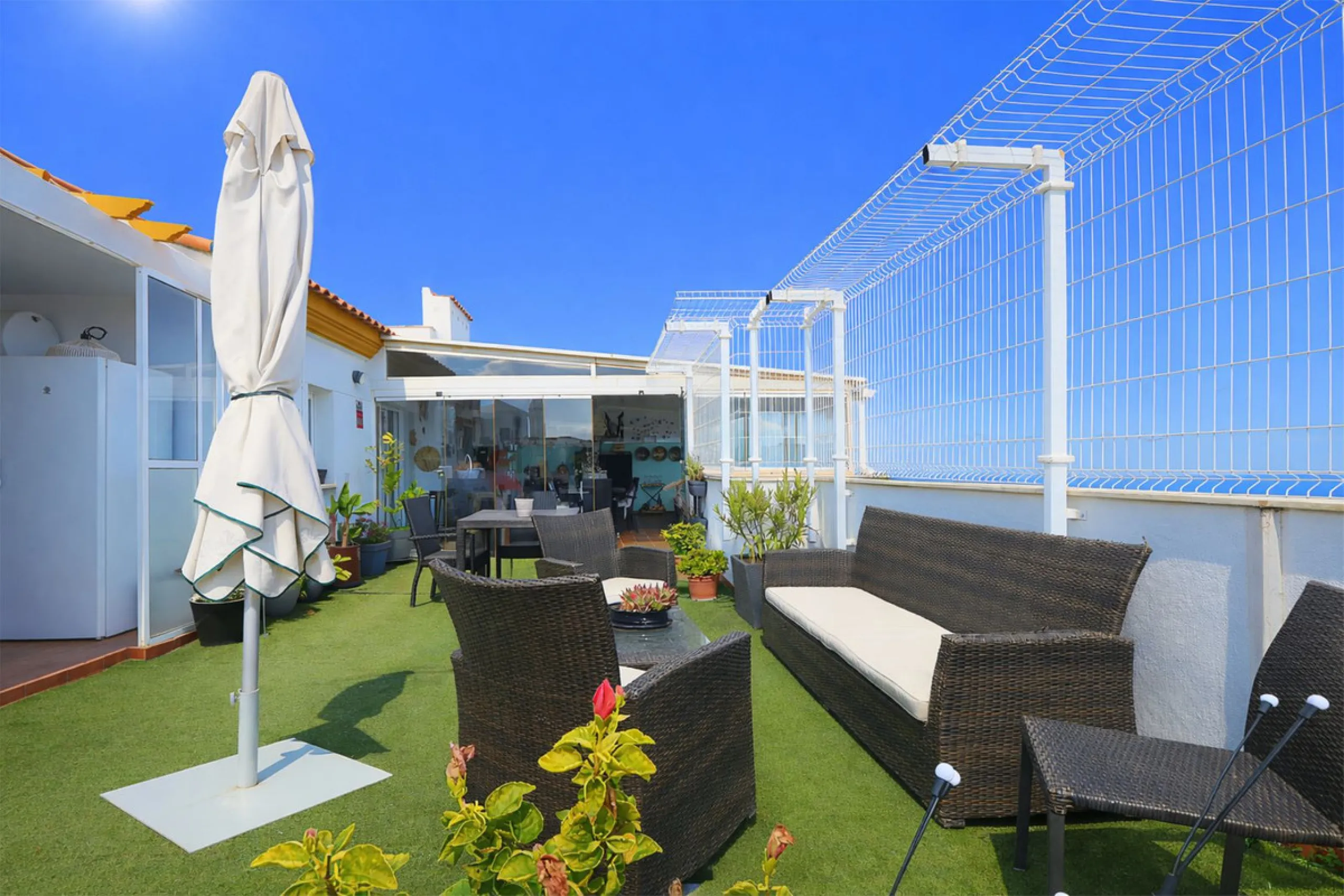 This attractive penthouse apartment with a massive top terrace is located in a gated complex in Benalmadena not far from the famouse buddist tempel. The property is walking distance to the pueblo with all its restuarants, supermarkets and even schools. Th