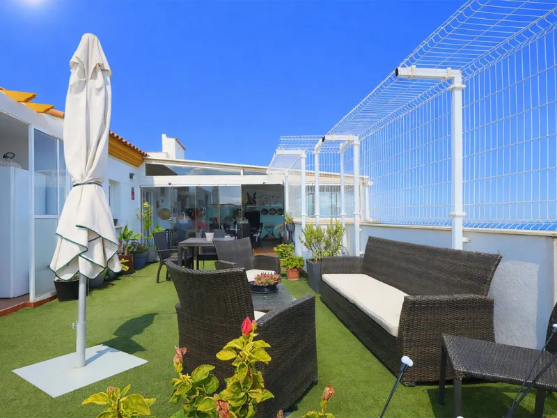 This attractive penthouse apartment with a massive top terrace is located in a gated complex in Benalmadena not far from the famouse buddist tempel. The property is walking distance to the pueblo with all its restuarants, supermarkets and even schools. Th