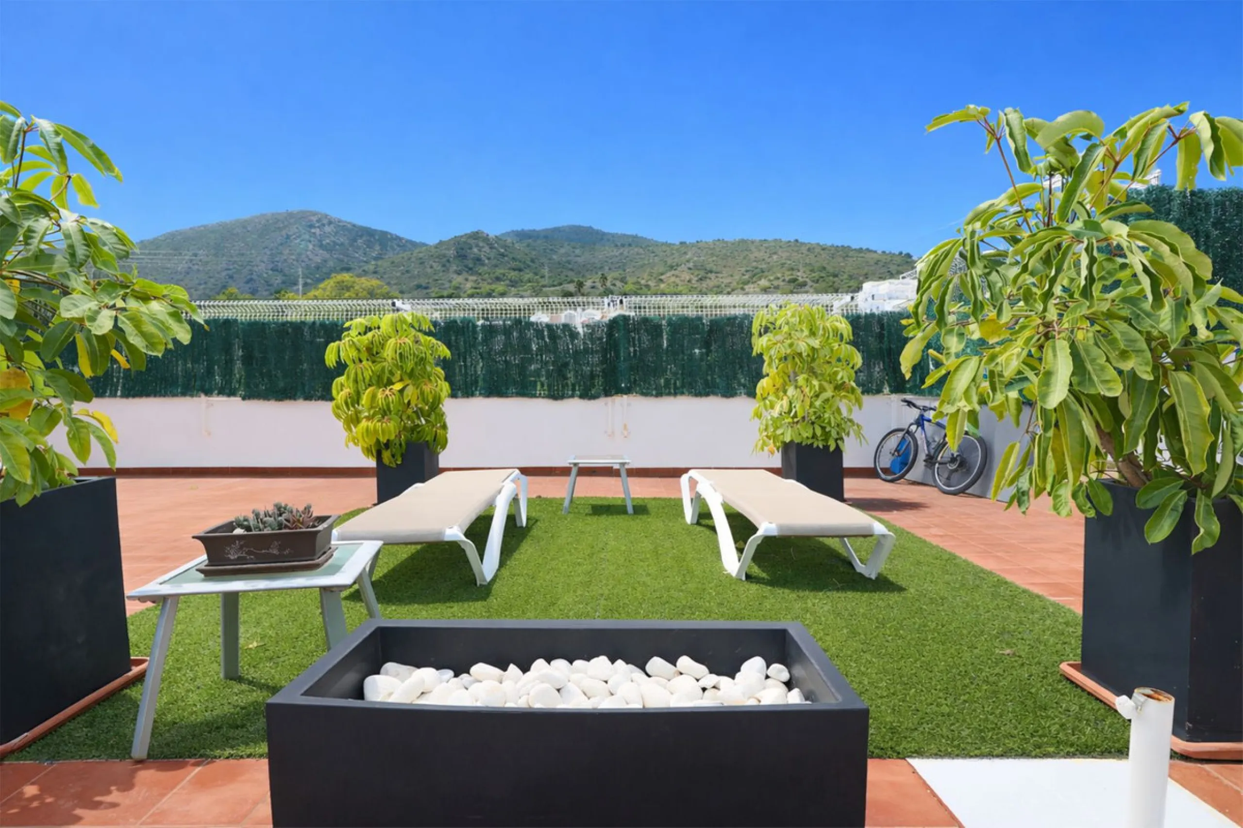 This attractive penthouse apartment with a massive top terrace is located in a gated complex in Benalmadena not far from the famouse buddist tempel. The property is walking distance to the pueblo with all its restuarants, supermarkets and even schools. Th