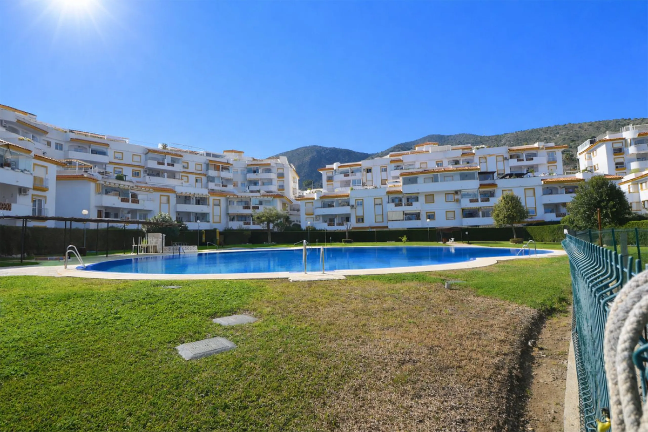 This attractive penthouse apartment with a massive top terrace is located in a gated complex in Benalmadena not far from the famouse buddist tempel. The property is walking distance to the pueblo with all its restuarants, supermarkets and even schools. Th