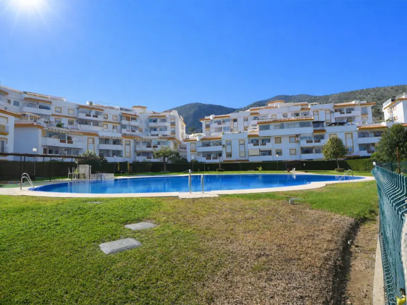 This attractive penthouse apartment with a massive top terrace is located in a gated complex in Benalmadena not far from the famouse buddist tempel. The property is walking distance to the pueblo with all its restuarants, supermarkets and even schools. Th