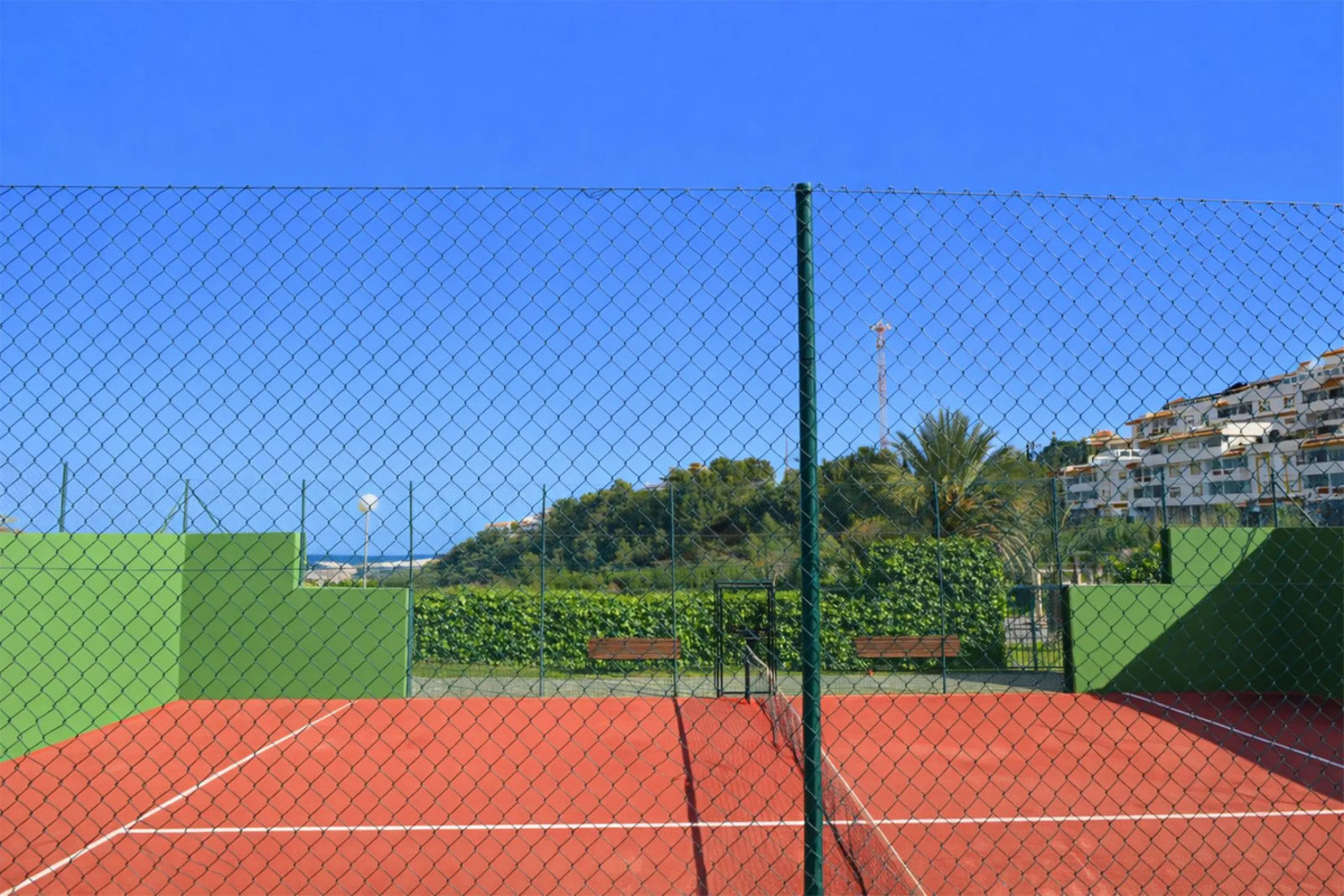 This attractive penthouse apartment with a massive top terrace is located in a gated complex in Benalmadena not far from the famouse buddist tempel. The property is walking distance to the pueblo with all its restuarants, supermarkets and even schools. Th