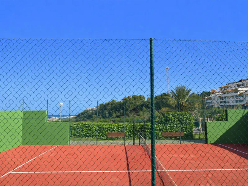 This attractive penthouse apartment with a massive top terrace is located in a gated complex in Benalmadena not far from the famouse buddist tempel. The property is walking distance to the pueblo with all its restuarants, supermarkets and even schools. Th
