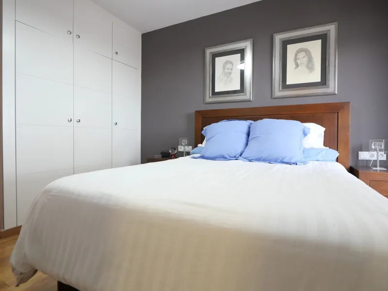 This attractive penthouse apartment with a massive top terrace is located in a gated complex in Benalmadena not far from the famouse buddist tempel. The property is walking distance to the pueblo with all its restuarants, supermarkets and even schools. Th