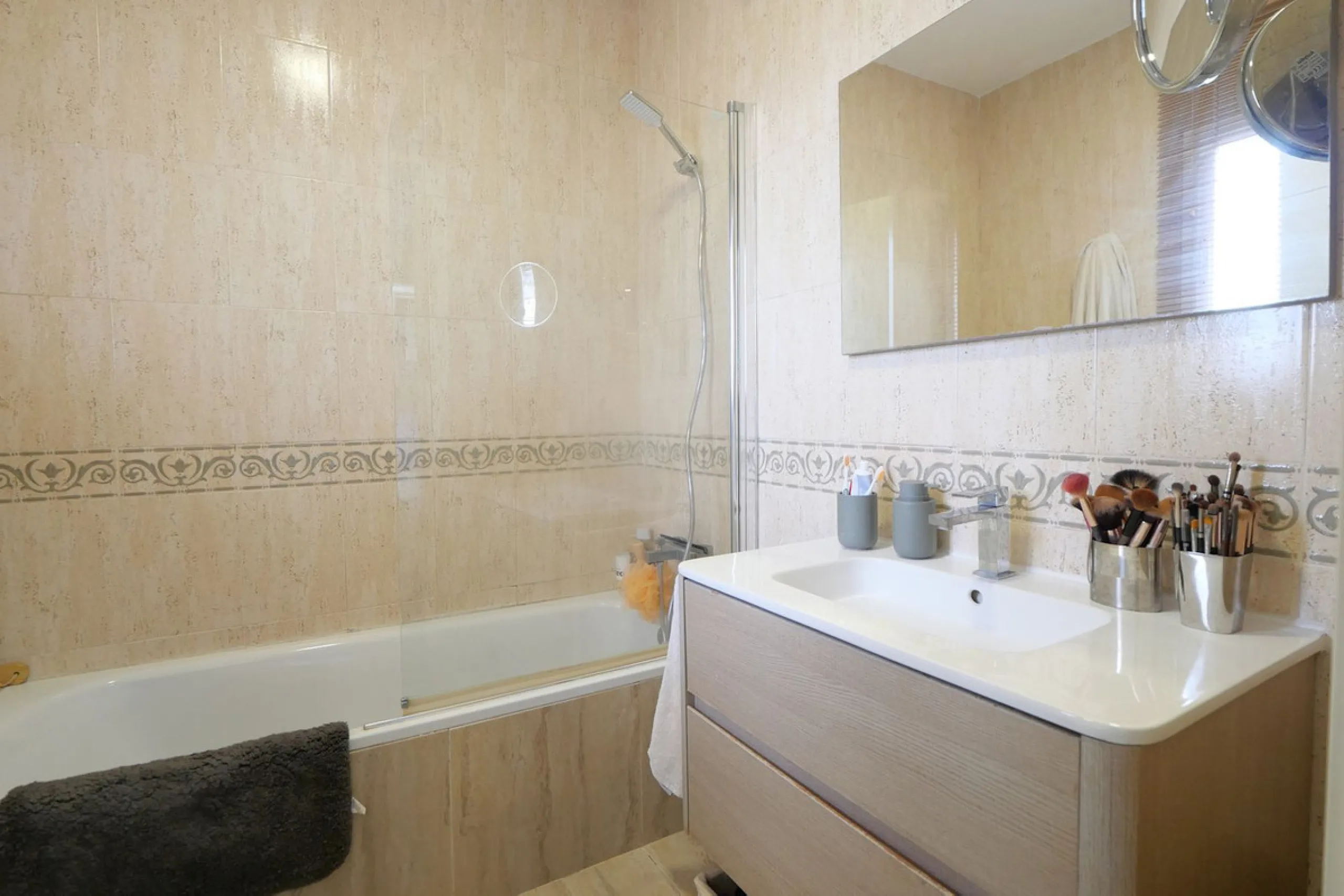 This attractive penthouse apartment with a massive top terrace is located in a gated complex in Benalmadena not far from the famouse buddist tempel. The property is walking distance to the pueblo with all its restuarants, supermarkets and even schools. Th
