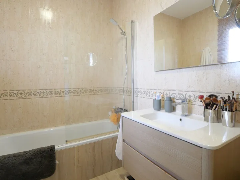This attractive penthouse apartment with a massive top terrace is located in a gated complex in Benalmadena not far from the famouse buddist tempel. The property is walking distance to the pueblo with all its restuarants, supermarkets and even schools. Th