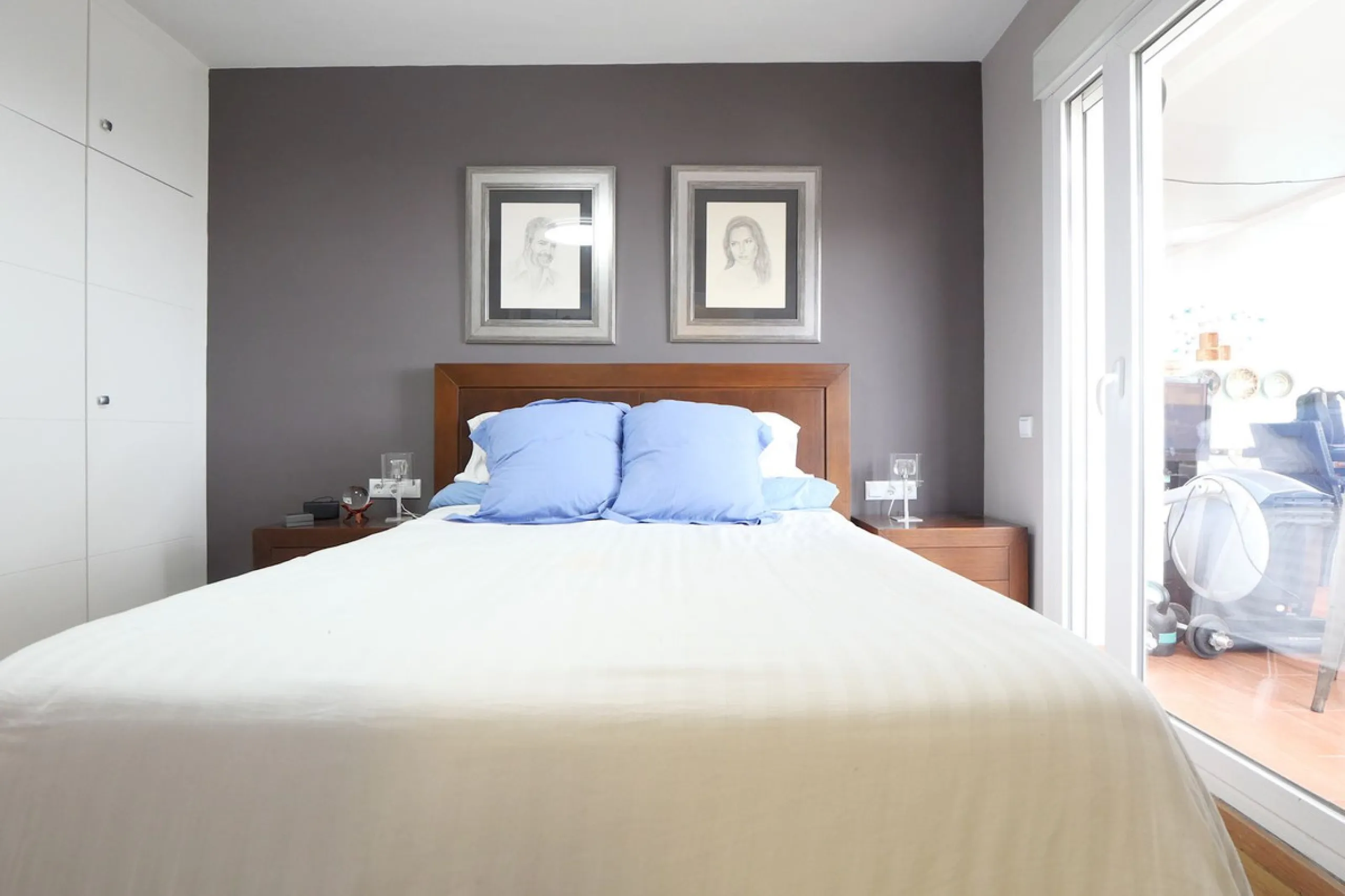 This attractive penthouse apartment with a massive top terrace is located in a gated complex in Benalmadena not far from the famouse buddist tempel. The property is walking distance to the pueblo with all its restuarants, supermarkets and even schools. Th