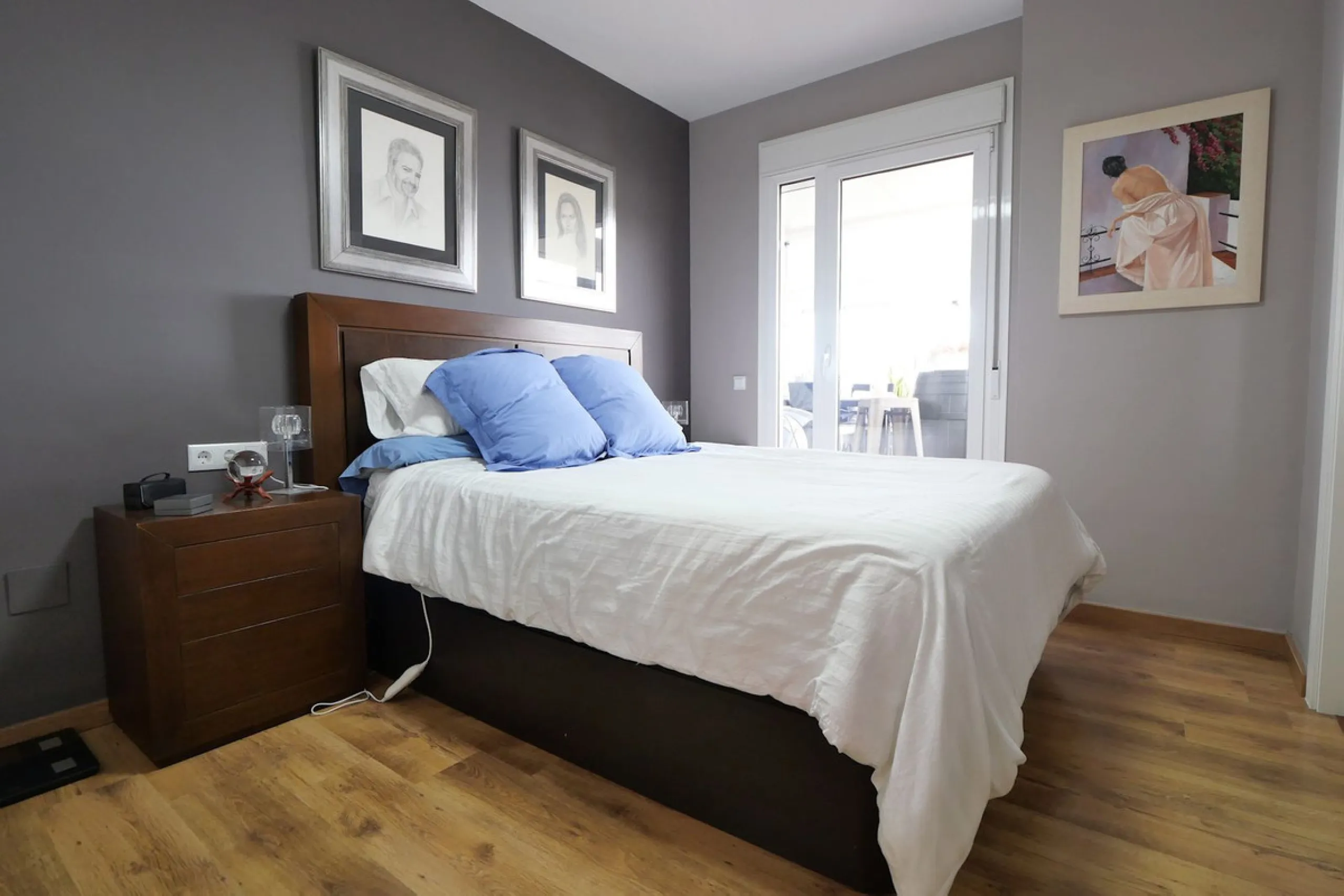 This attractive penthouse apartment with a massive top terrace is located in a gated complex in Benalmadena not far from the famouse buddist tempel. The property is walking distance to the pueblo with all its restuarants, supermarkets and even schools. Th