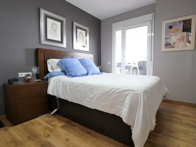This attractive penthouse apartment with a massive top terrace is located in a gated complex in Benalmadena not far from the famouse buddist tempel. The property is walking distance to the pueblo with all its restuarants, supermarkets and even schools. Th