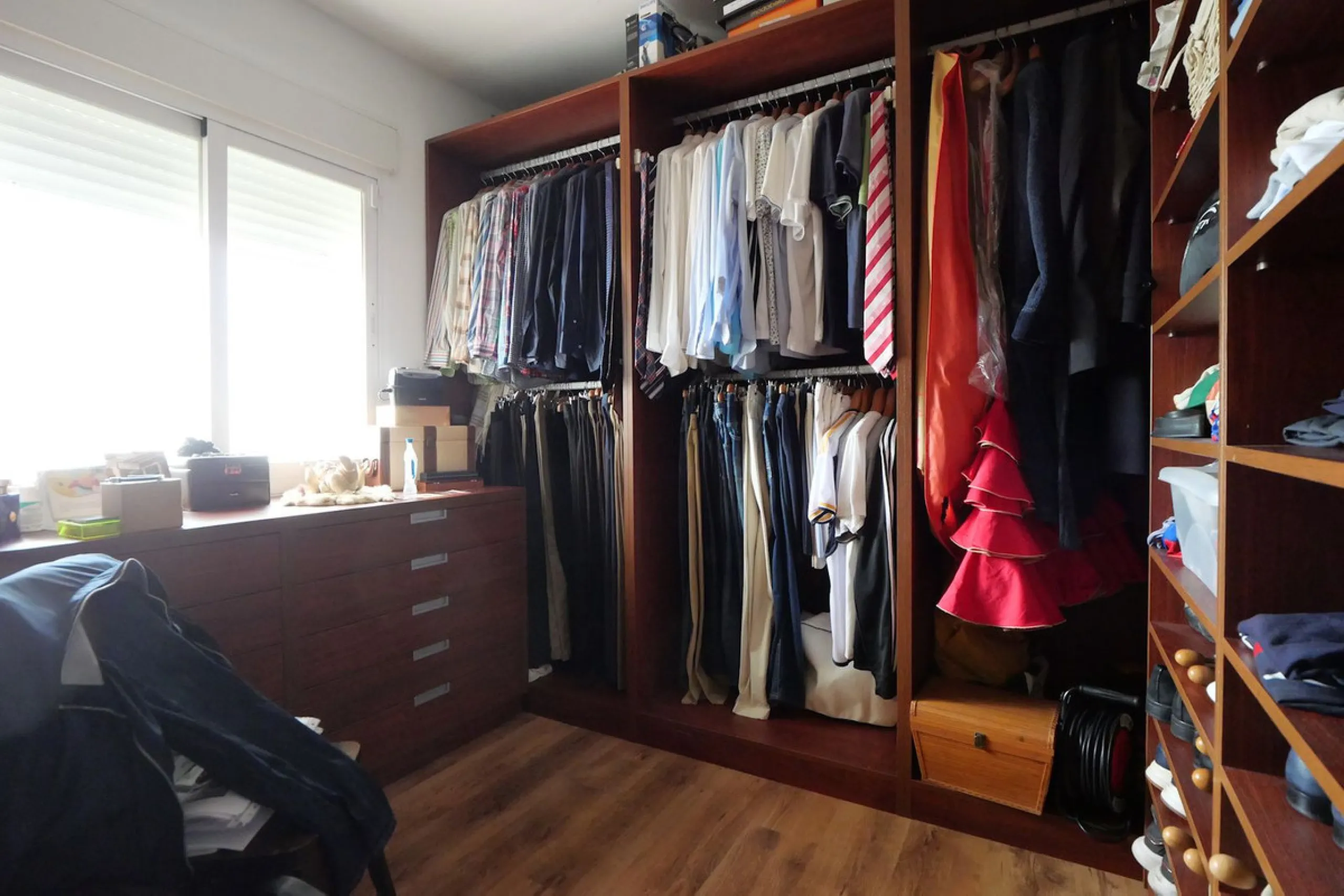 This attractive penthouse apartment with a massive top terrace is located in a gated complex in Benalmadena not far from the famouse buddist tempel. The property is walking distance to the pueblo with all its restuarants, supermarkets and even schools. Th