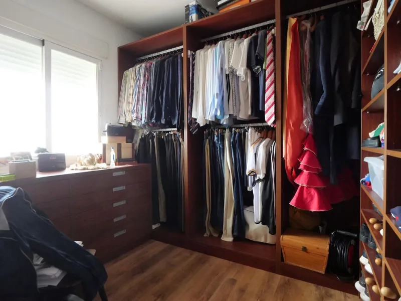 This attractive penthouse apartment with a massive top terrace is located in a gated complex in Benalmadena not far from the famouse buddist tempel. The property is walking distance to the pueblo with all its restuarants, supermarkets and even schools. Th