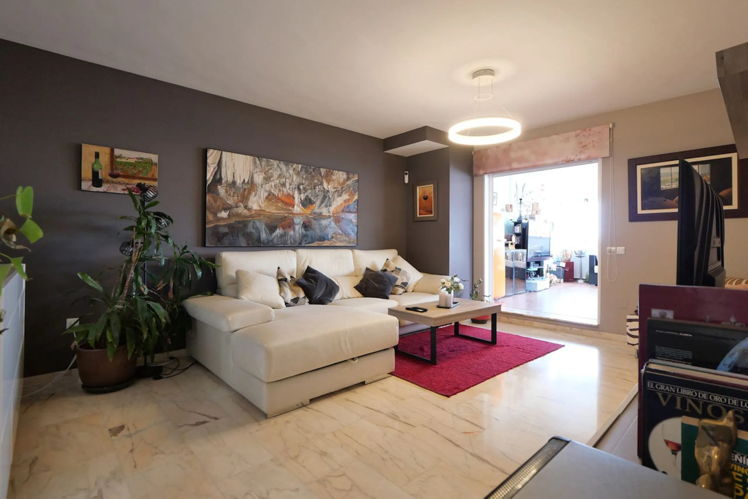 This attractive penthouse apartment with a massive top terrace is located in a gated complex in Benalmadena not far from the famouse buddist tempel. The property is walking distance to the pueblo with all its restuarants, supermarkets and even schools. Th