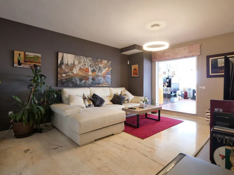 This attractive penthouse apartment with a massive top terrace is located in a gated complex in Benalmadena not far from the famouse buddist tempel. The property is walking distance to the pueblo with all its restuarants, supermarkets and even schools. Th