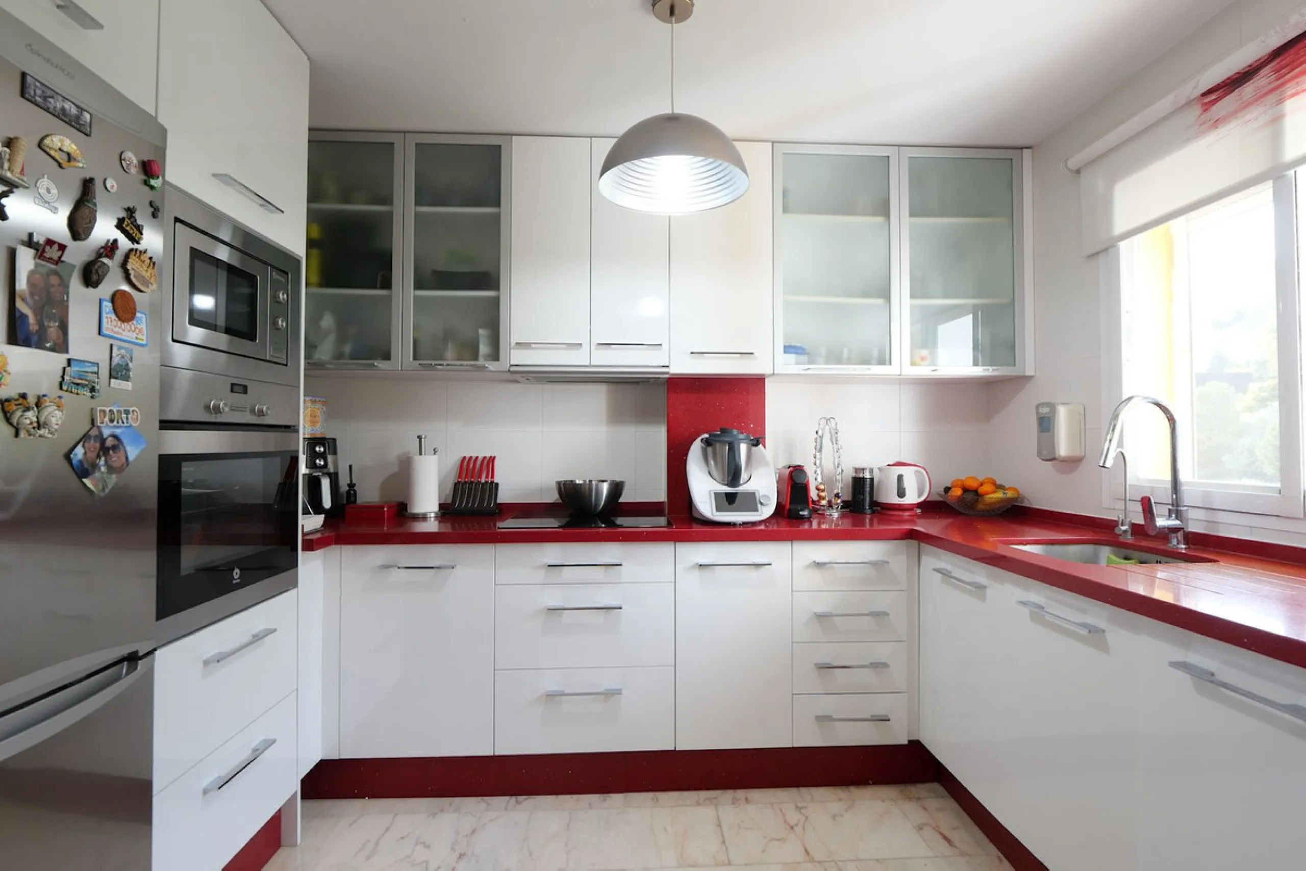 This attractive penthouse apartment with a massive top terrace is located in a gated complex in Benalmadena not far from the famouse buddist tempel. The property is walking distance to the pueblo with all its restuarants, supermarkets and even schools. Th