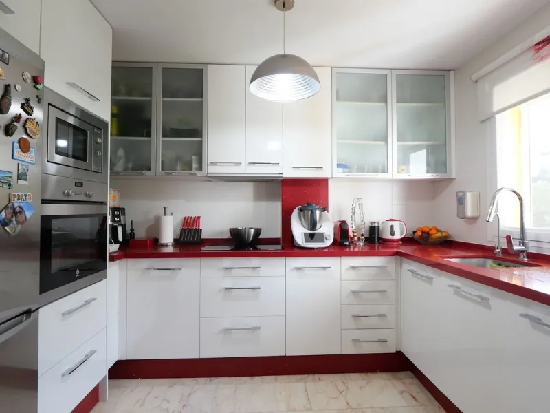 This attractive penthouse apartment with a massive top terrace is located in a gated complex in Benalmadena not far from the famouse buddist tempel. The property is walking distance to the pueblo with all its restuarants, supermarkets and even schools. Th