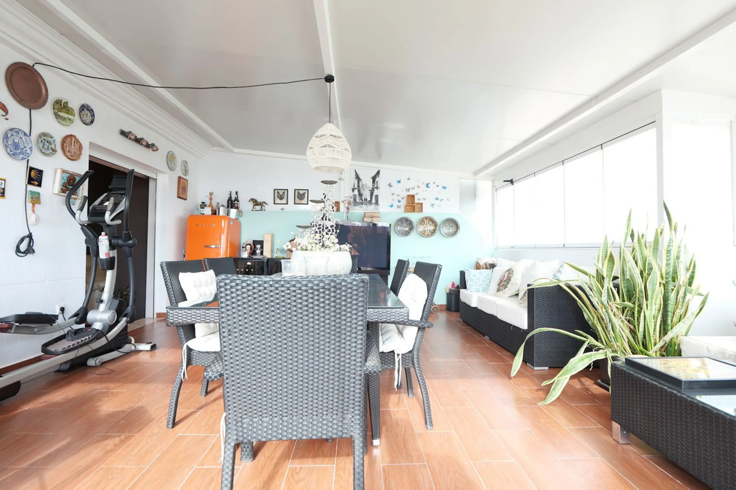 This attractive penthouse apartment with a massive top terrace is located in a gated complex in Benalmadena not far from the famouse buddist tempel. The property is walking distance to the pueblo with all its restuarants, supermarkets and even schools. Th