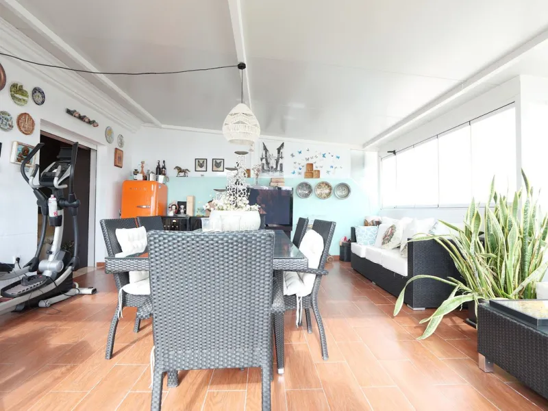 This attractive penthouse apartment with a massive top terrace is located in a gated complex in Benalmadena not far from the famouse buddist tempel. The property is walking distance to the pueblo with all its restuarants, supermarkets and even schools. Th