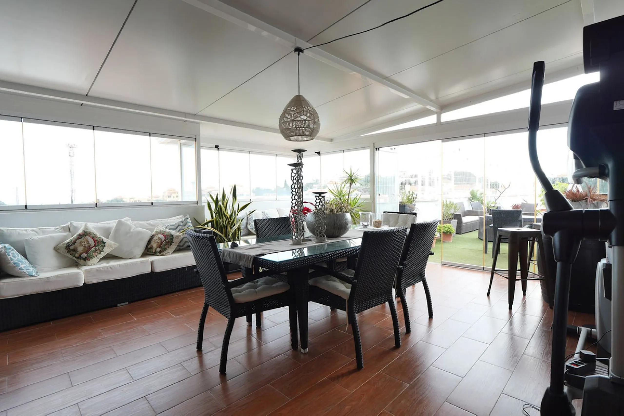 This attractive penthouse apartment with a massive top terrace is located in a gated complex in Benalmadena not far from the famouse buddist tempel. The property is walking distance to the pueblo with all its restuarants, supermarkets and even schools. Th