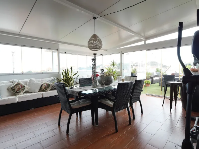 This attractive penthouse apartment with a massive top terrace is located in a gated complex in Benalmadena not far from the famouse buddist tempel. The property is walking distance to the pueblo with all its restuarants, supermarkets and even schools. Th