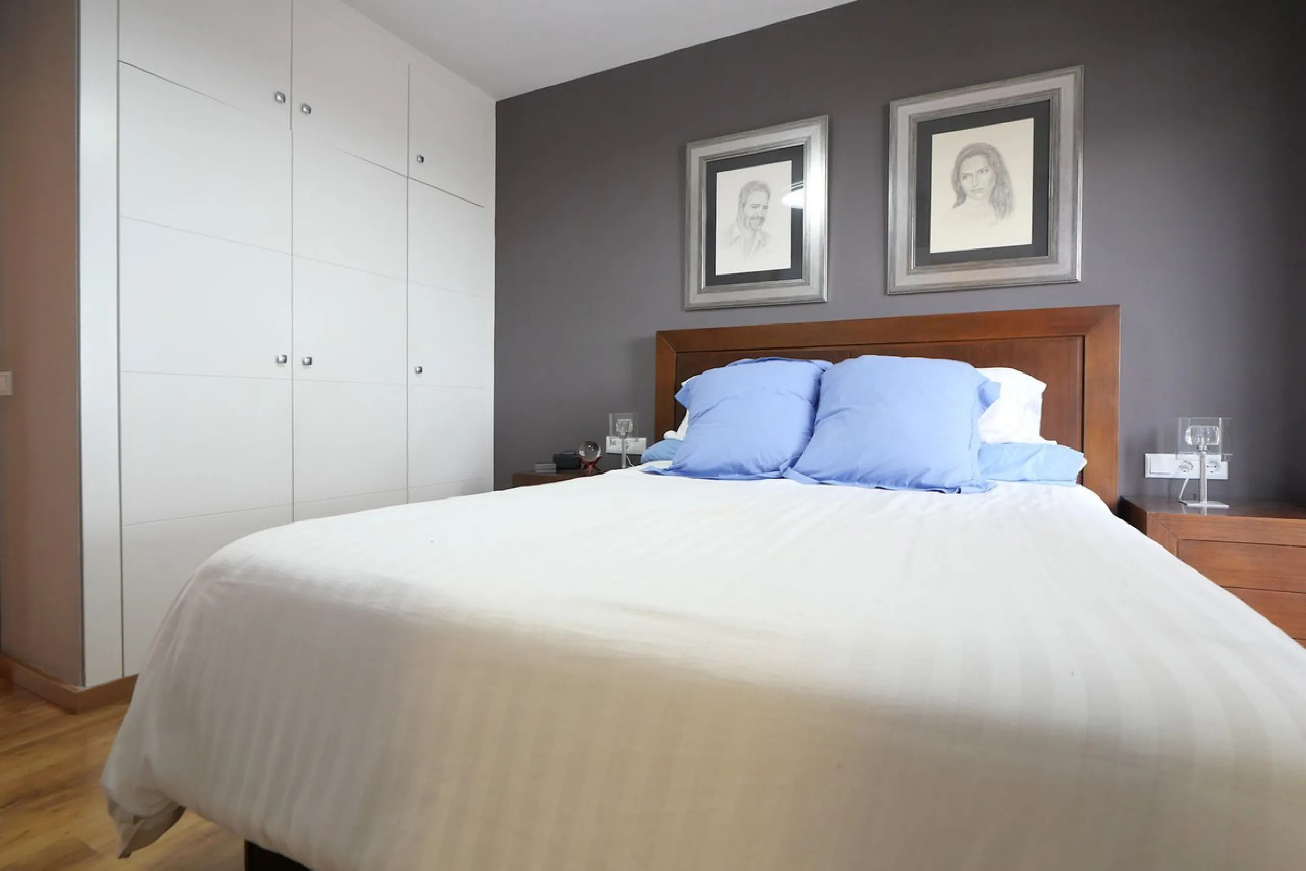 This attractive penthouse apartment with a massive top terrace is located in a gated complex in Benalmadena not far from the famouse buddist tempel. The property is walking distance to the pueblo with all its restuarants, supermarkets and even schools. Th