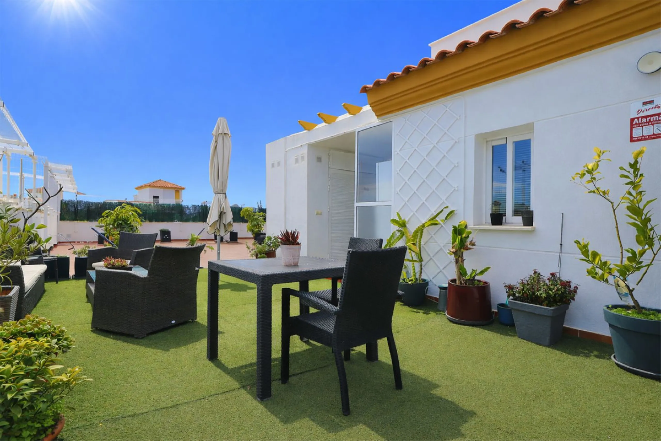 This attractive penthouse apartment with a massive top terrace is located in a gated complex in Benalmadena not far from the famouse buddist tempel. The property is walking distance to the pueblo with all its restuarants, supermarkets and even schools. Th
