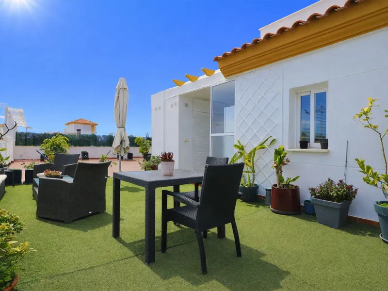This attractive penthouse apartment with a massive top terrace is located in a gated complex in Benalmadena not far from the famouse buddist tempel. The property is walking distance to the pueblo with all its restuarants, supermarkets and even schools. Th