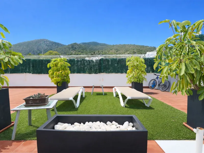 This attractive penthouse apartment with a massive top terrace is located in a gated complex in Benalmadena not far from the famouse buddist tempel. The property is walking distance to the pueblo with all its restuarants, supermarkets and even schools. Th