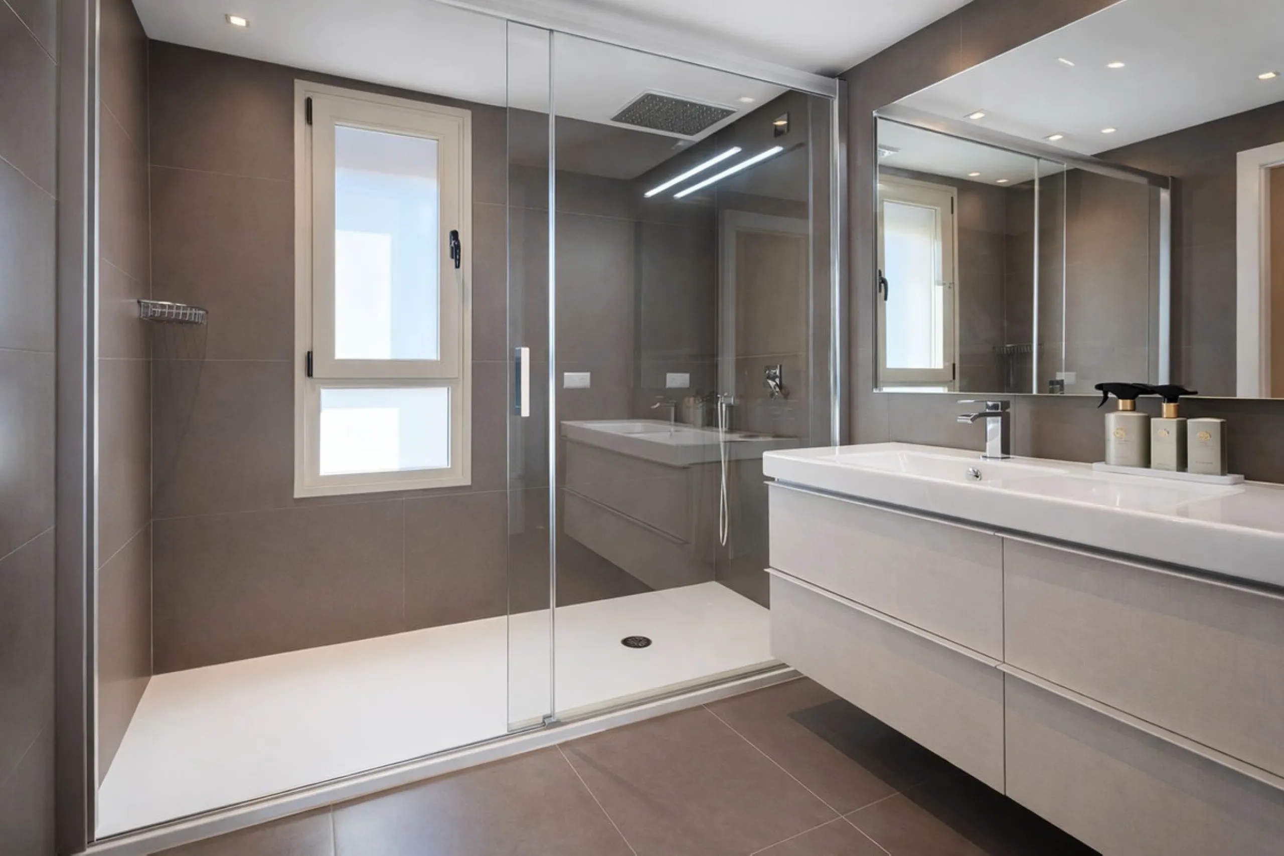 This elegant contemporary townhouse combines space, natural light and clean architectural lines, offering seamless indoor-outdoor living in a peaceful, high-quality setting. Finished with marble flooring throughout and a private elevator connecting all fl