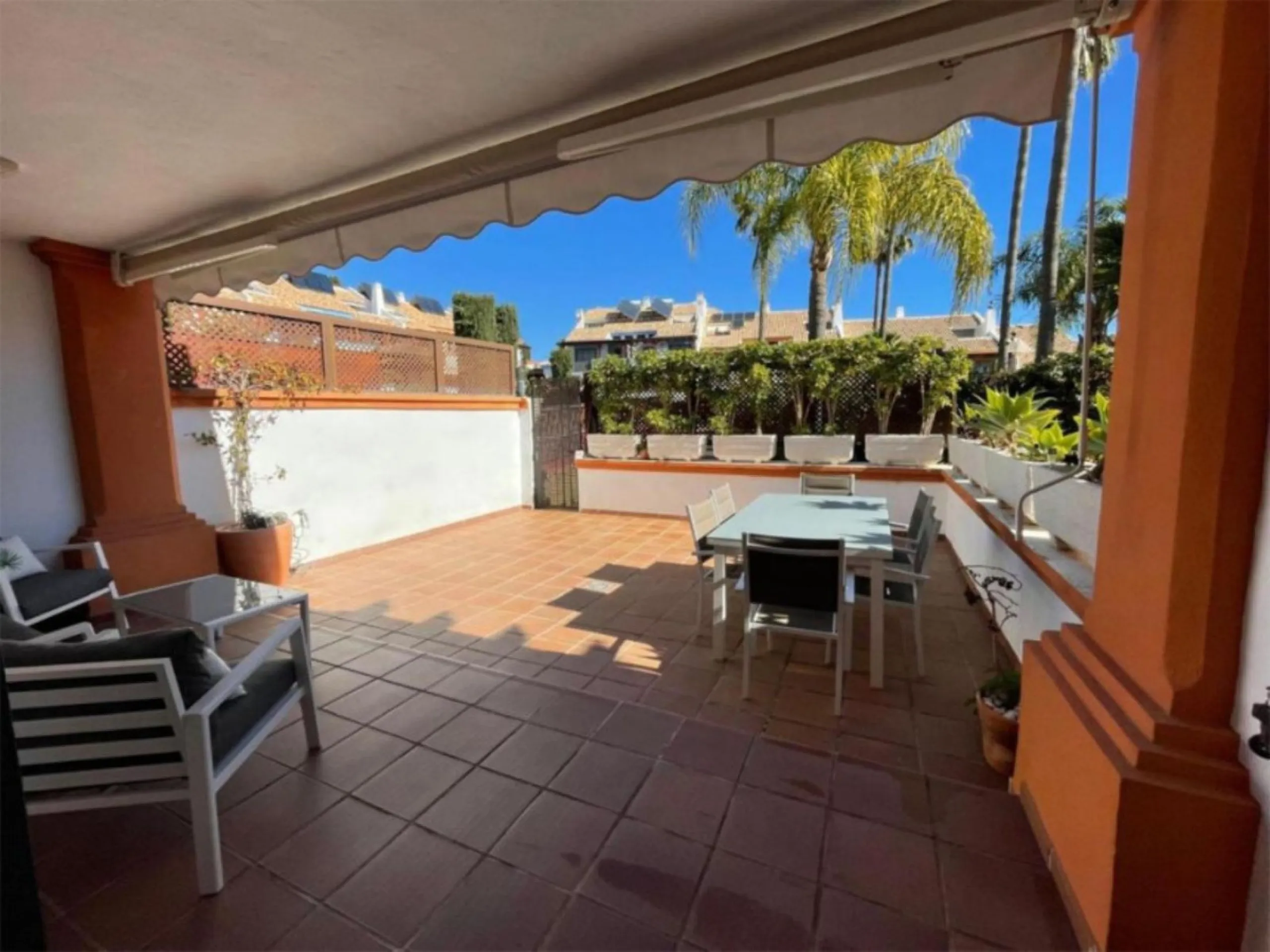 Magnificent semi-detached house located in a quiet and well-maintained residential area of ​​Marbella.