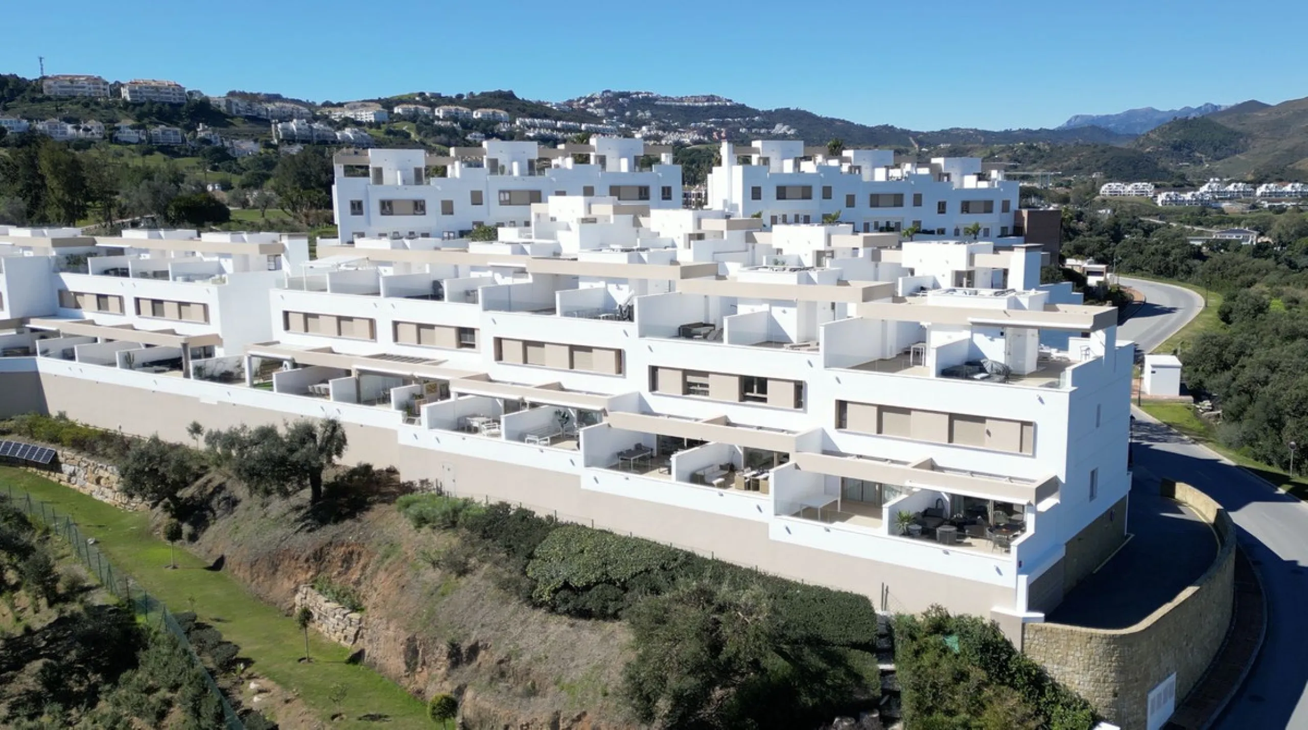 This elegant contemporary townhouse combines space, natural light and clean architectural lines, offering seamless indoor-outdoor living in a peaceful, high-quality setting. Finished with marble flooring throughout and a private elevator connecting all fl