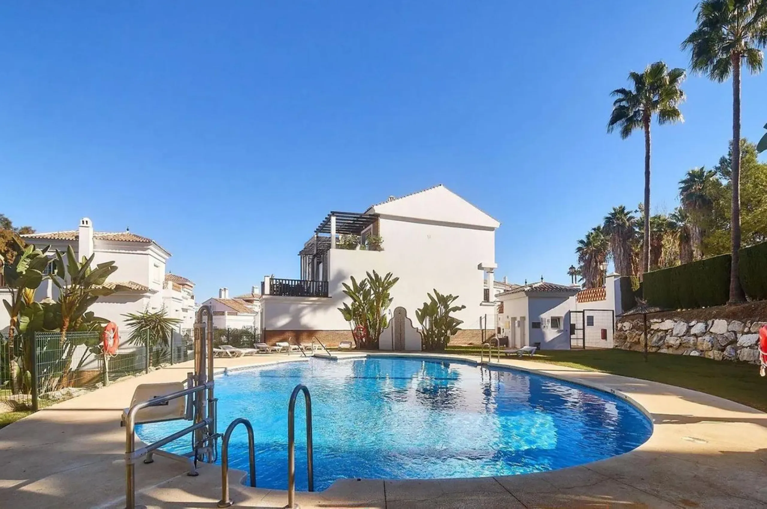 Spacious semi-detached house with 3 bedrooms, attic and large terraces in Lauro Golf