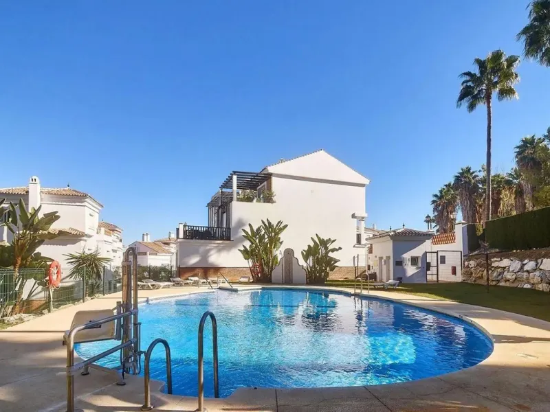Spacious semi-detached house with 3 bedrooms, attic and large terraces in Lauro Golf