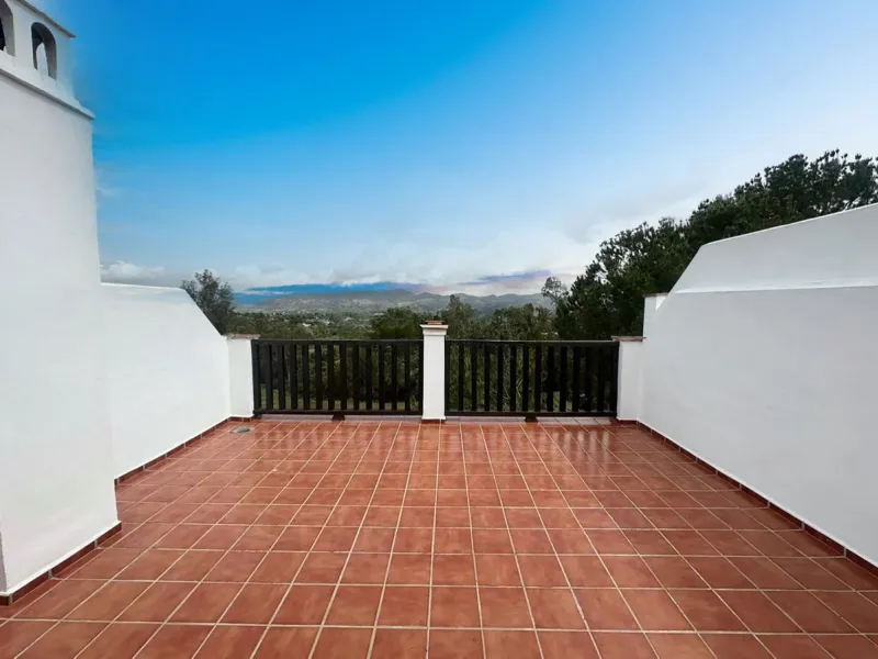 Spacious semi-detached house with 3 bedrooms, attic and large terraces in Lauro Golf