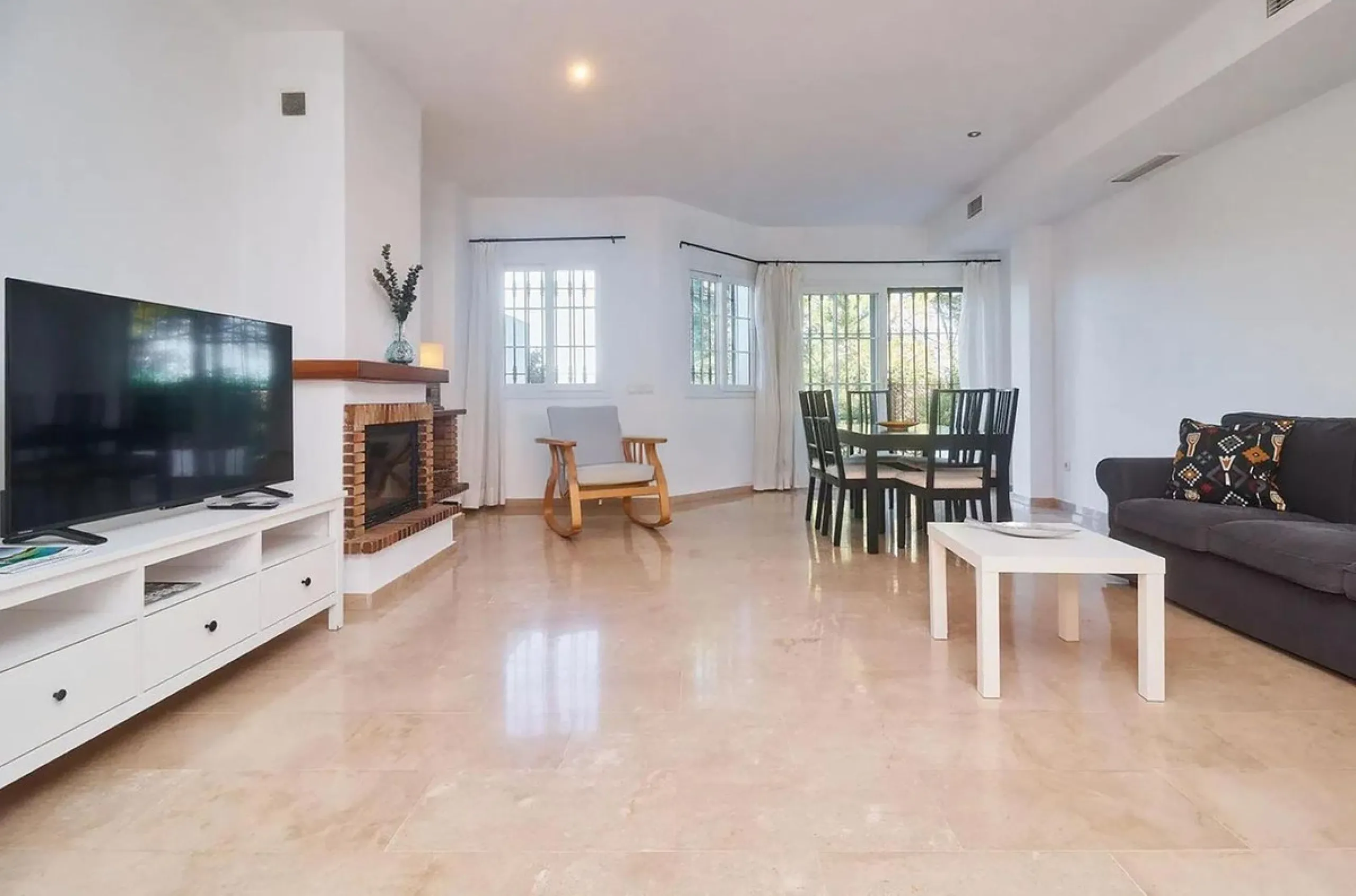 Spacious semi-detached house with 3 bedrooms, attic and large terraces in Lauro Golf