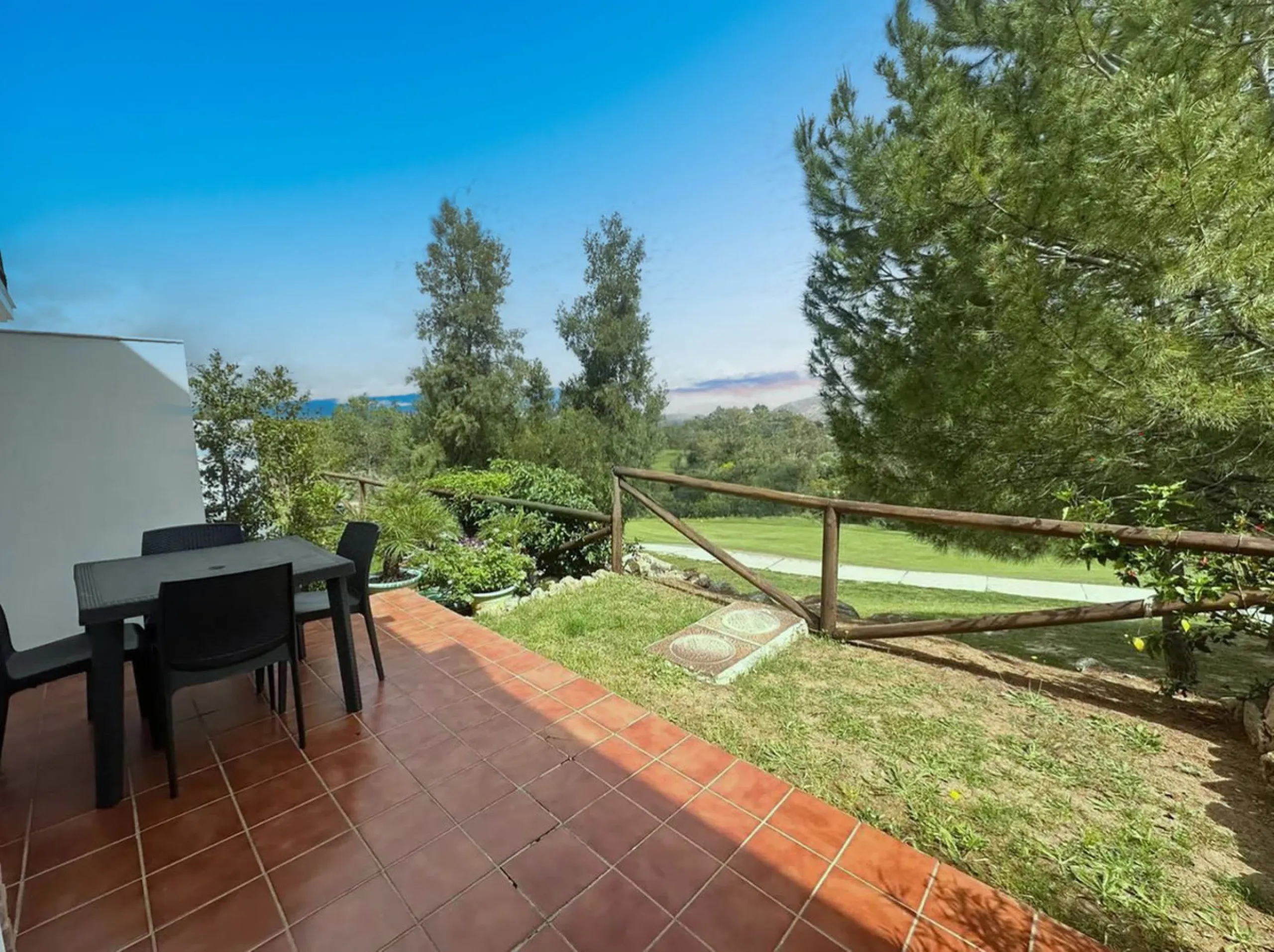 Spacious semi-detached house with 3 bedrooms, attic and large terraces in Lauro Golf