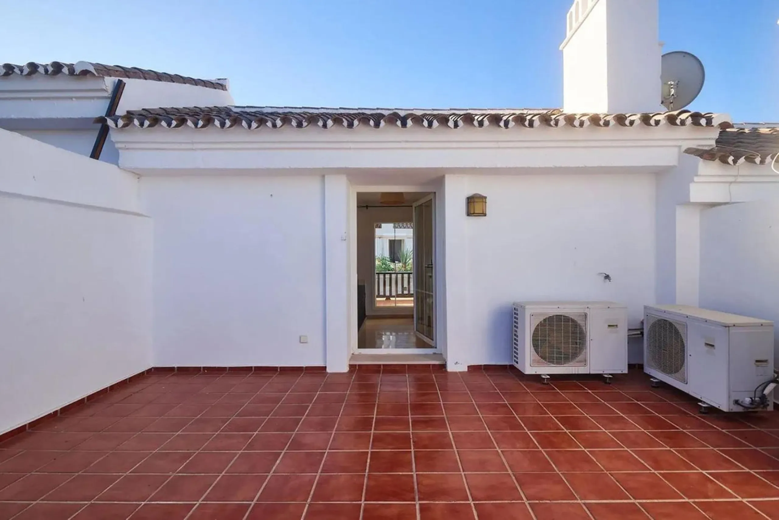 Spacious semi-detached house with 3 bedrooms, attic and large terraces in Lauro Golf