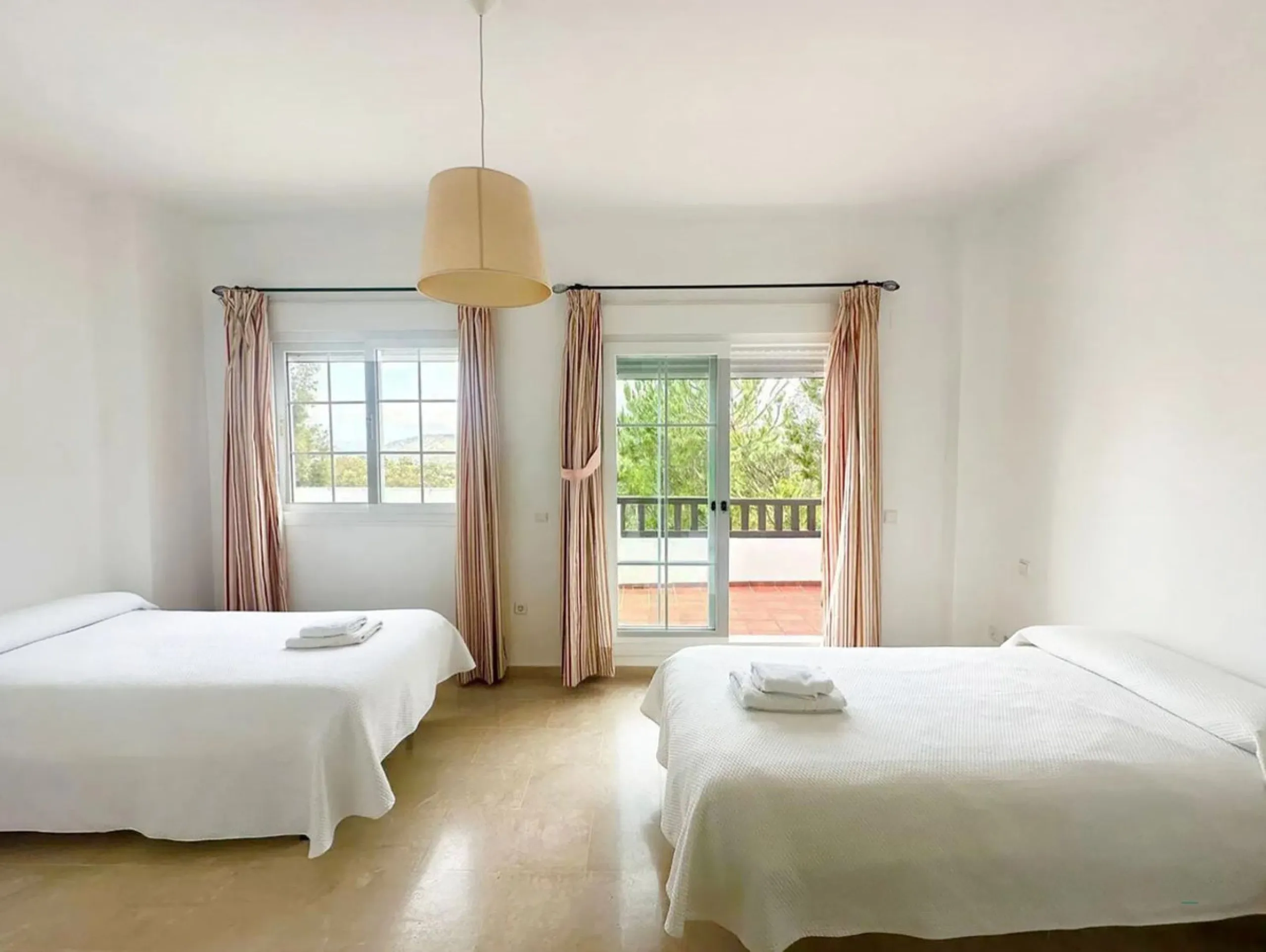 Spacious semi-detached house with 3 bedrooms, attic and large terraces in Lauro Golf