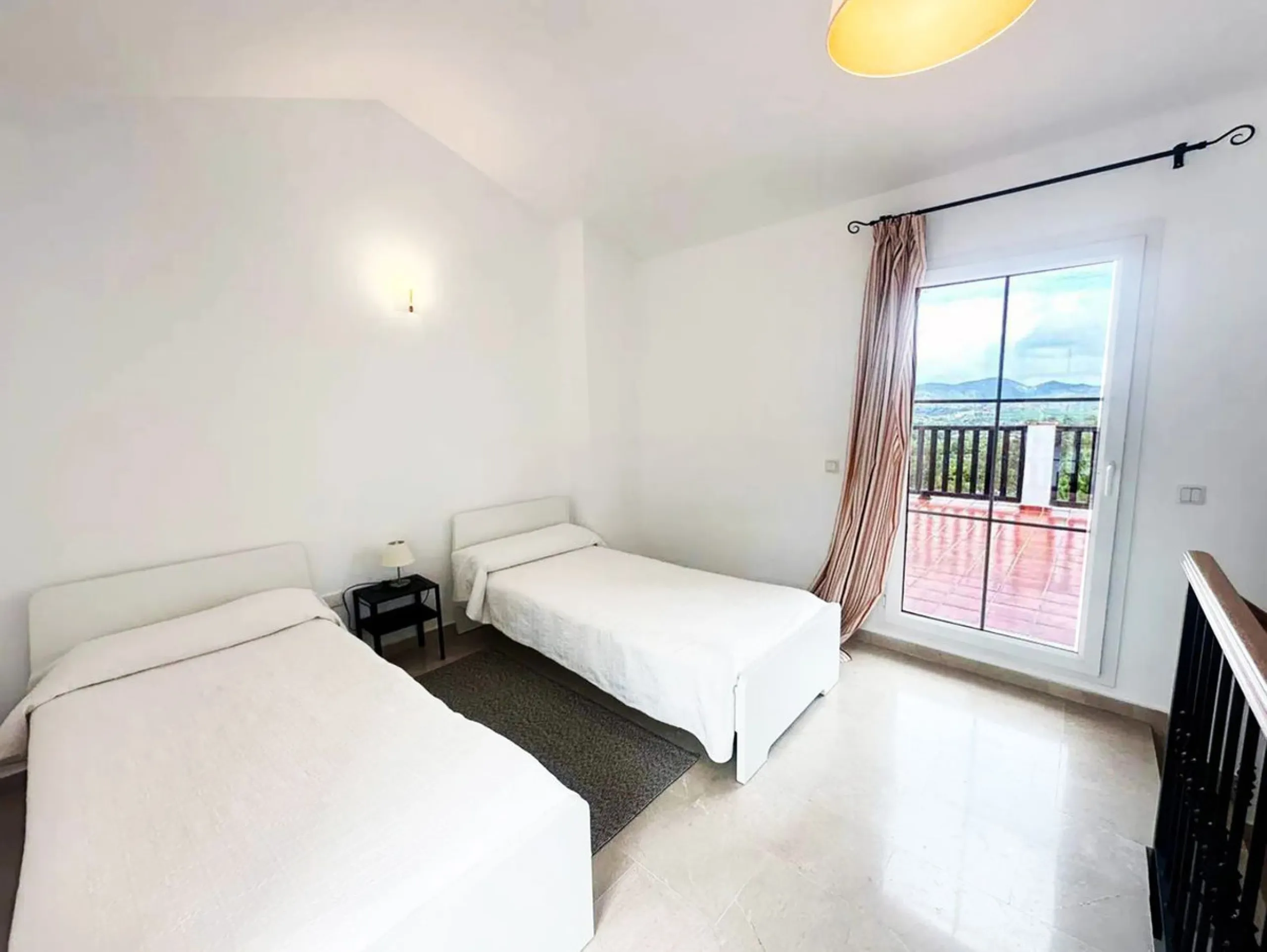 Spacious semi-detached house with 3 bedrooms, attic and large terraces in Lauro Golf