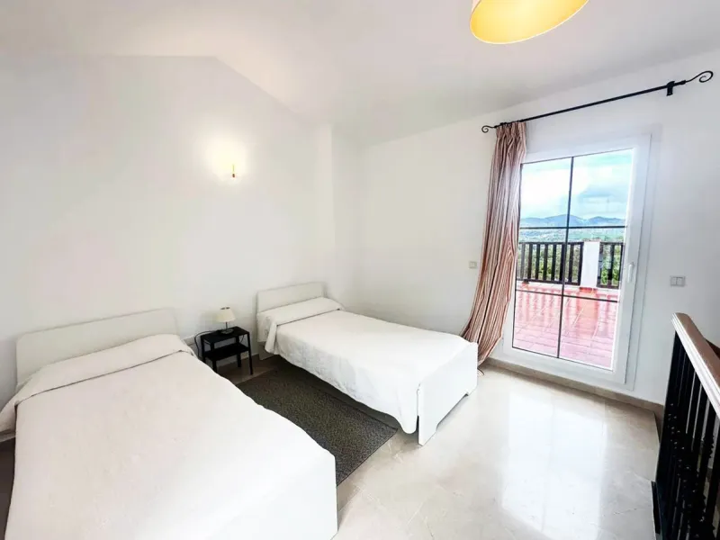 Spacious semi-detached house with 3 bedrooms, attic and large terraces in Lauro Golf