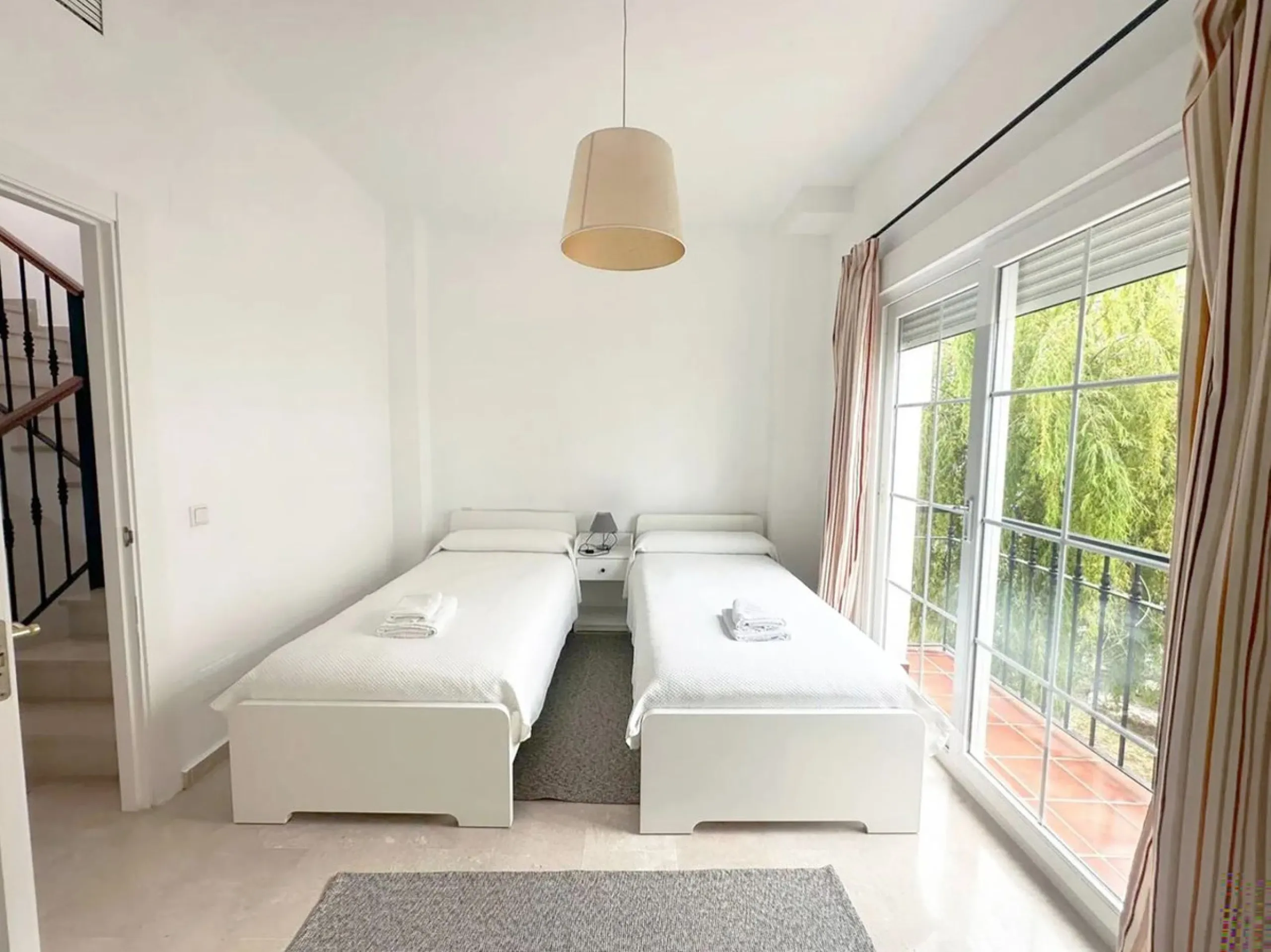 Spacious semi-detached house with 3 bedrooms, attic and large terraces in Lauro Golf