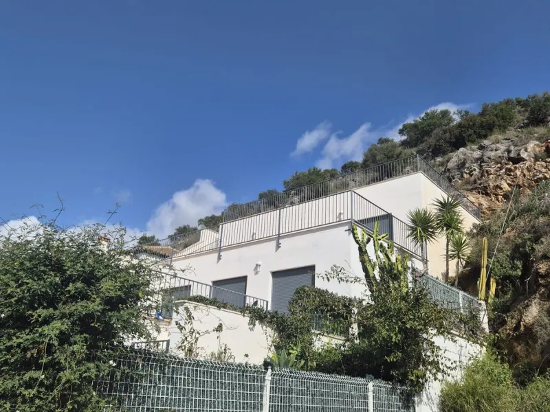 For sale this spacious independent villa in Sierra Gorda, Coin with great views.
