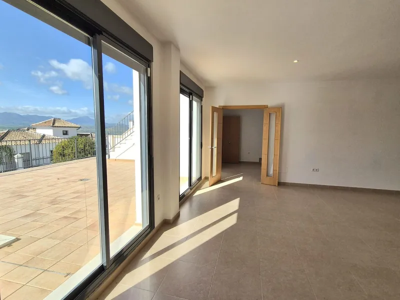 For sale this spacious independent villa in Sierra Gorda, Coin with great views.