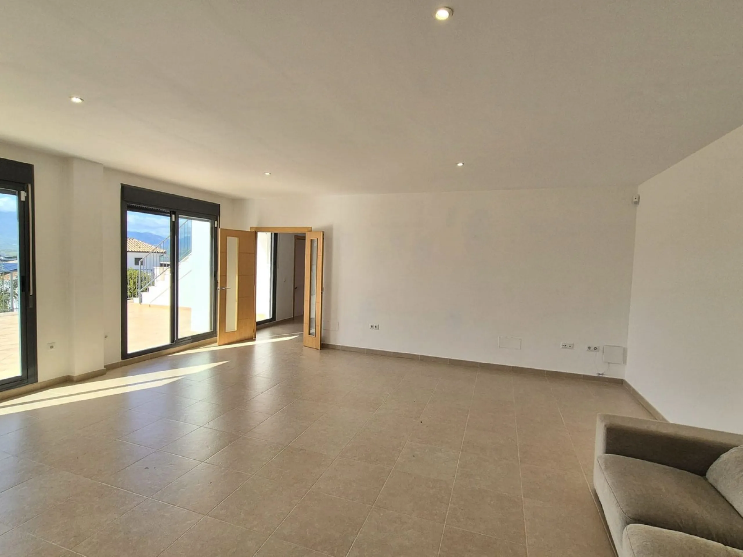 For sale this spacious independent villa in Sierra Gorda, Coin with great views.