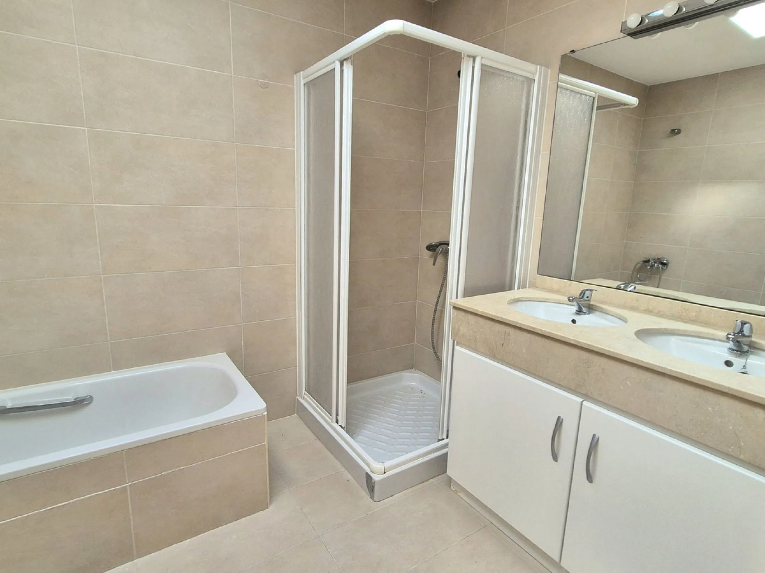 For sale this spacious independent villa in Sierra Gorda, Coin with great views.